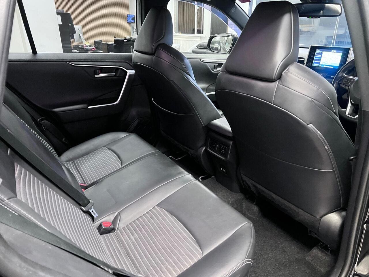 2021 Toyota RAV4, seats rear (photo 28 of 38)