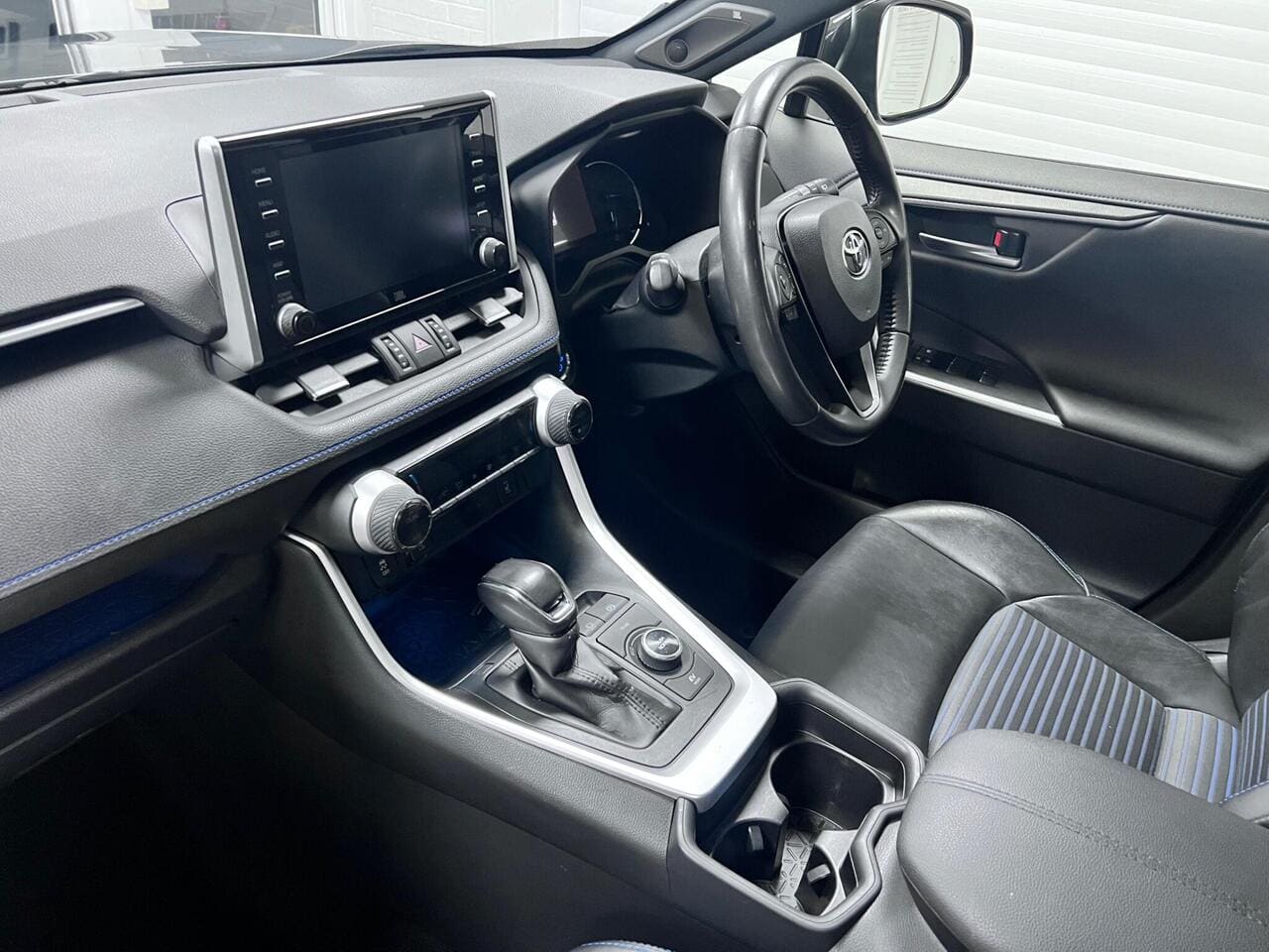 2020 Toyota RAV4, interior front (photo 26 of 43)