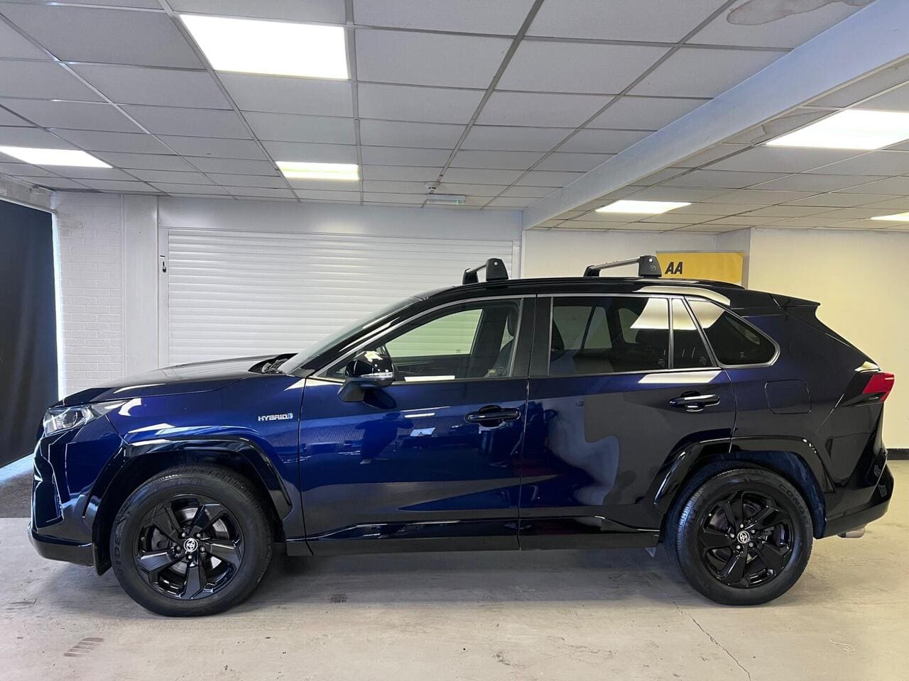 2020 Toyota RAV4, side left (photo 12 of 49)