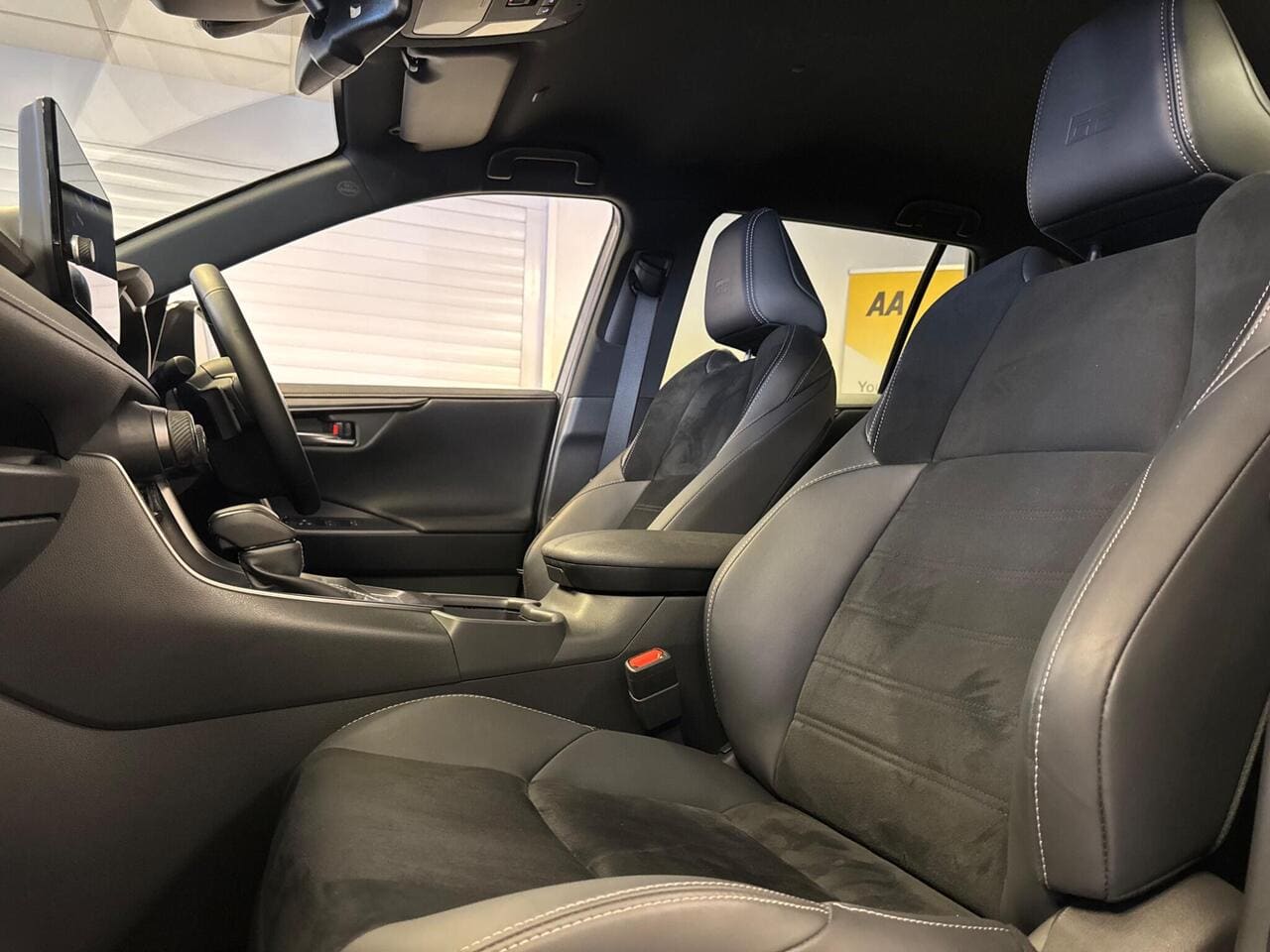 2025 Toyota RAV4, seat front passenger (photo 40 of 41)