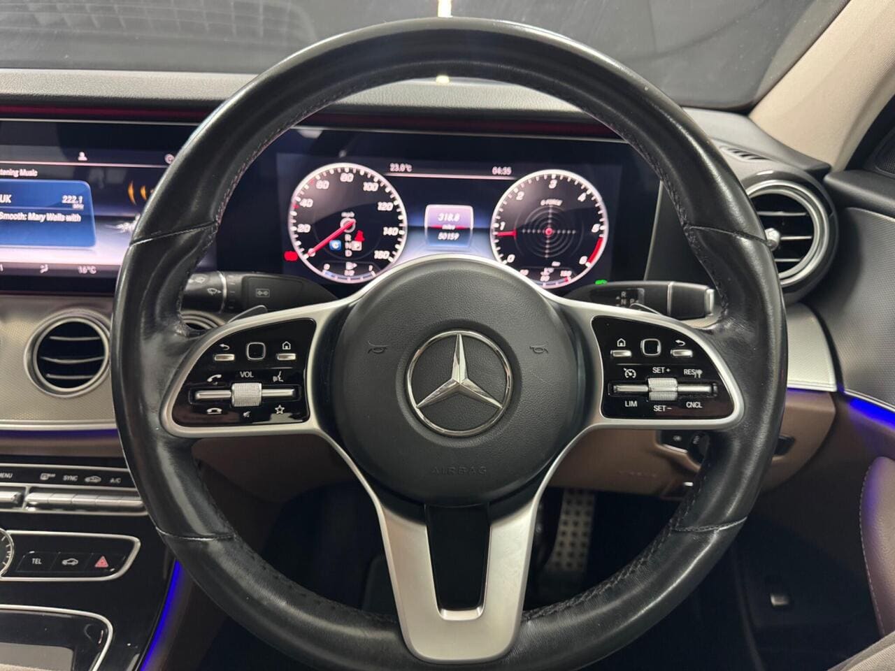 2018 Mercedes-Benz E Class, steering wheel (photo 28 of 36)