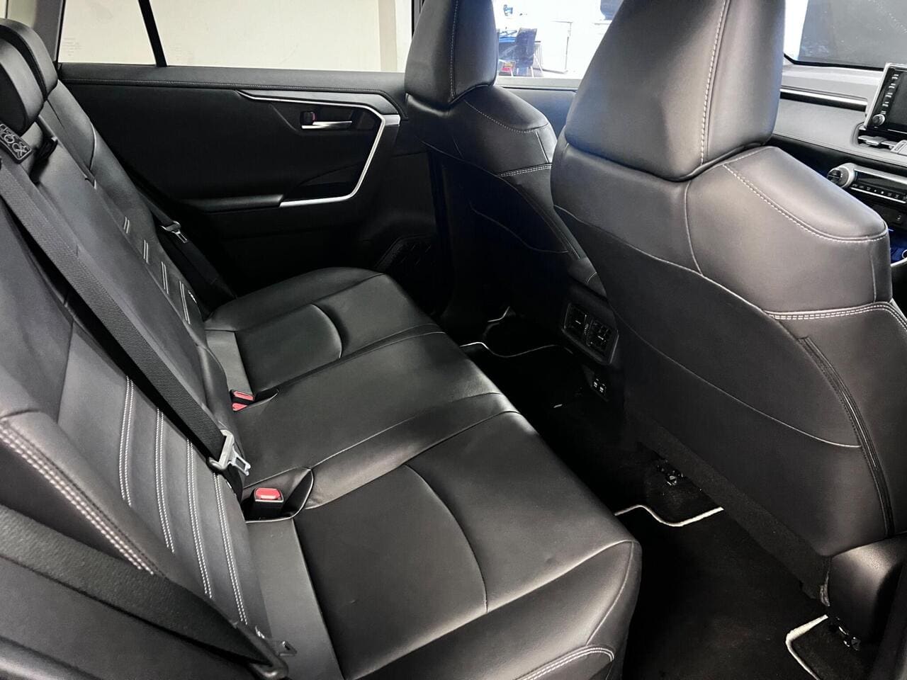 2019 Toyota RAV4, seats rear (photo 20 of 37)