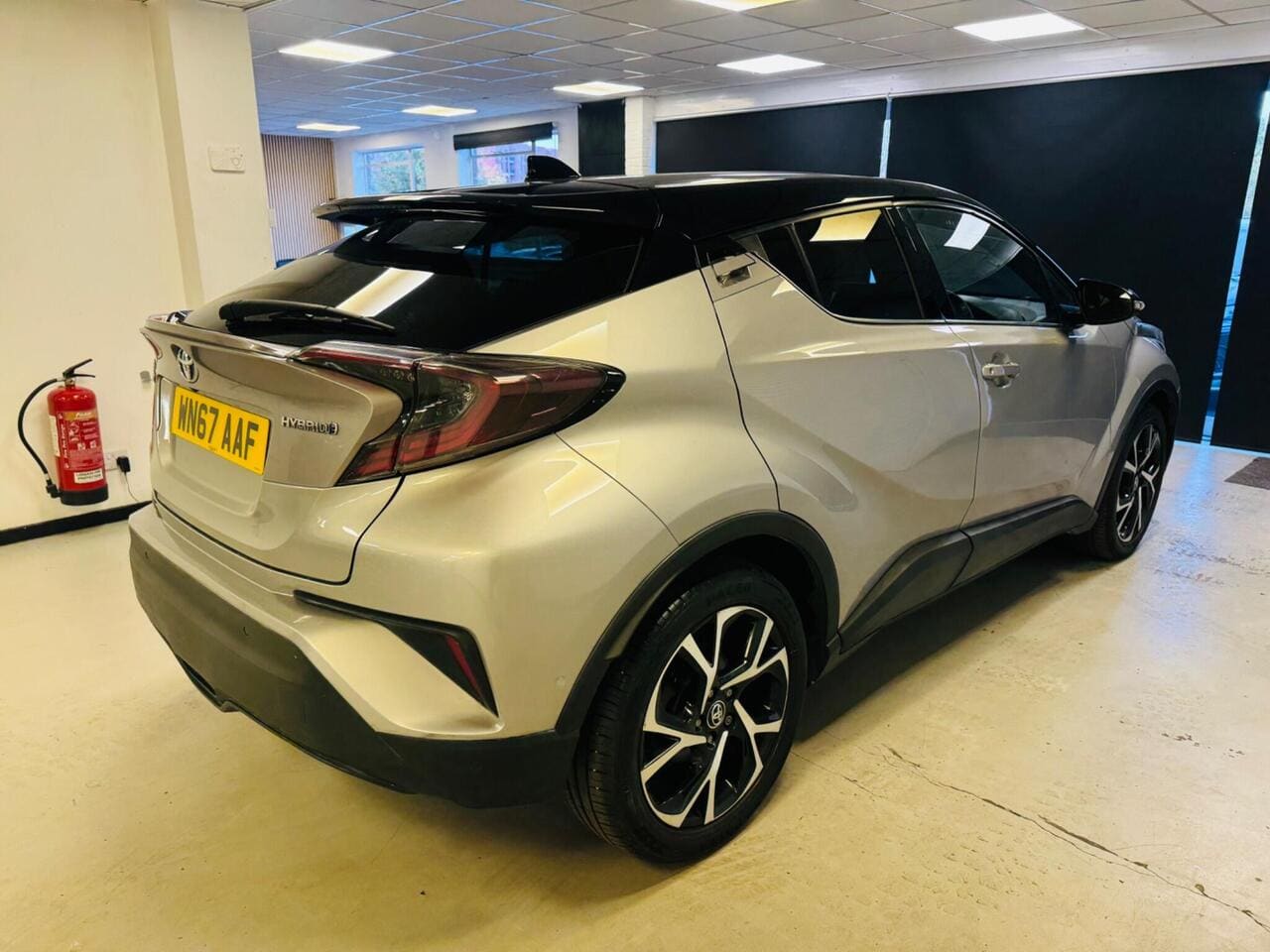 2017 Toyota C-HR, rear right (photo 7 of 31)