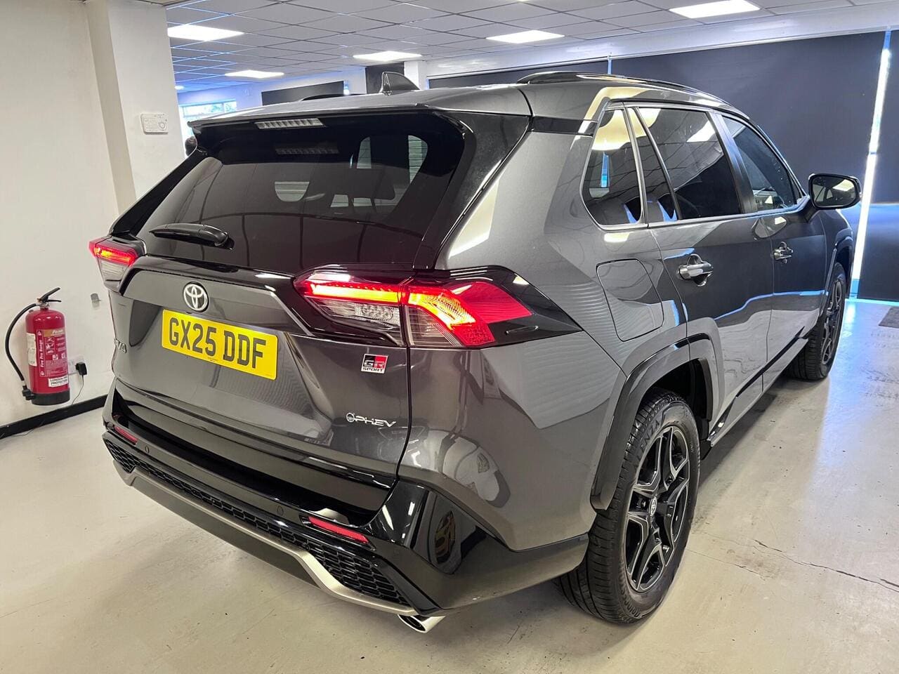 2025 Toyota RAV4, rear right (photo 8 of 41)