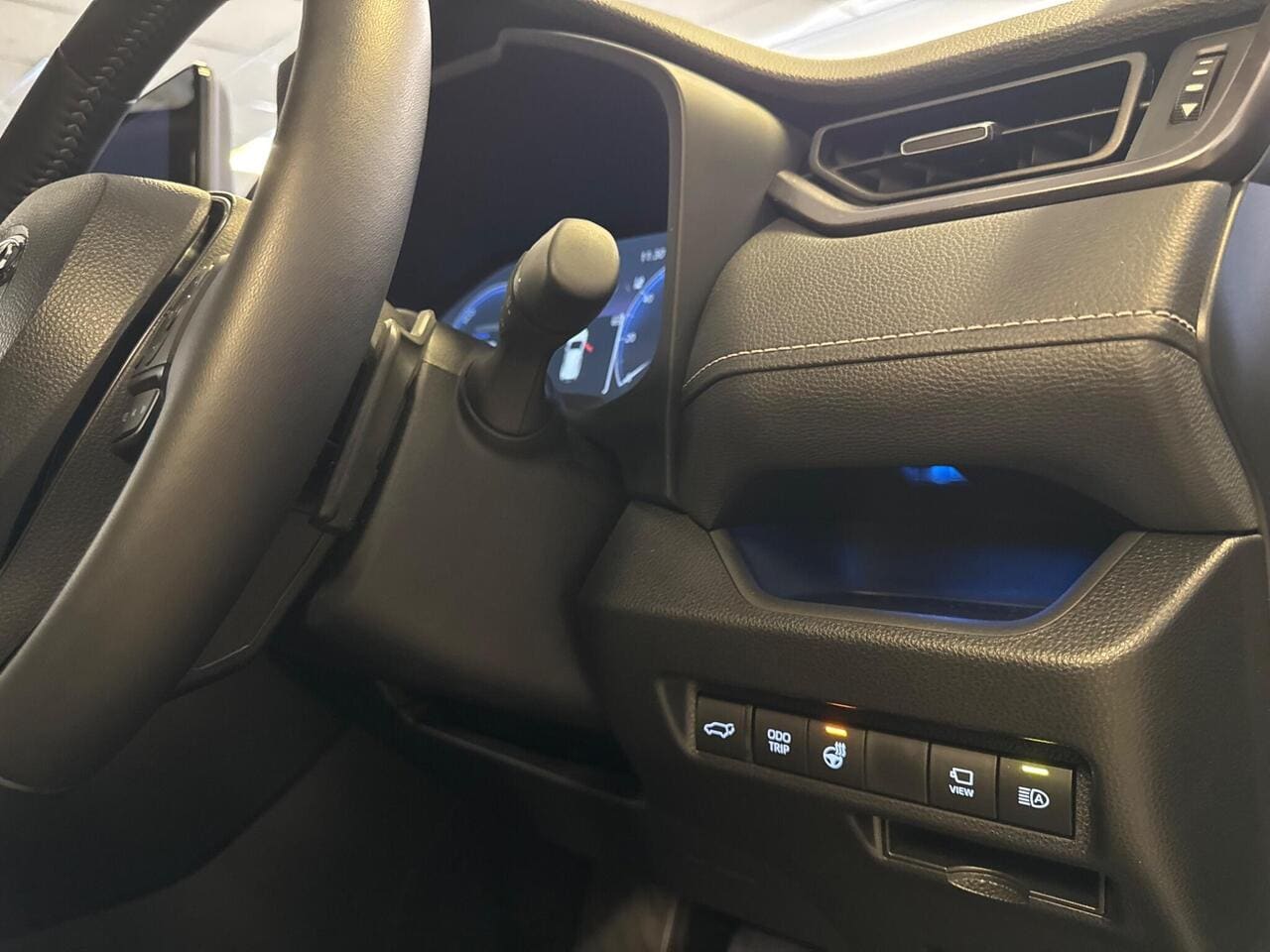 2025 Toyota RAV4, steering wheel (photo 18 of 41)