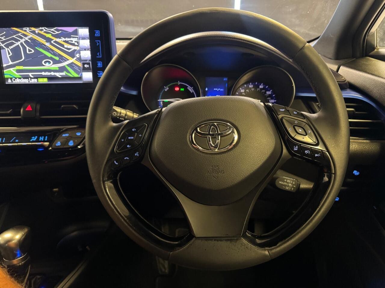 2017 Toyota C-HR, steering wheel (photo 21 of 31)