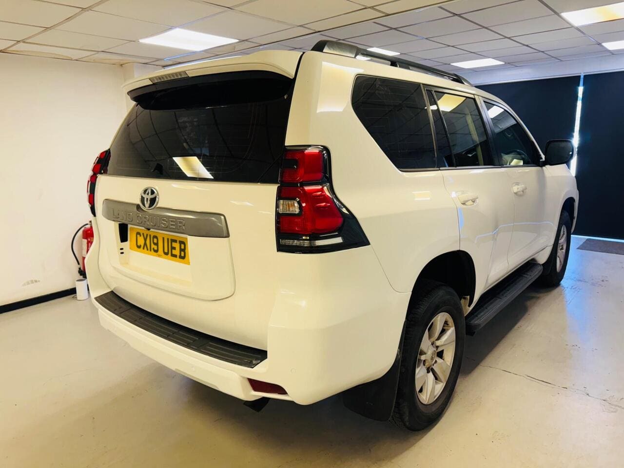 2019 Toyota Land Cruiser, rear right (photo 4 of 39)