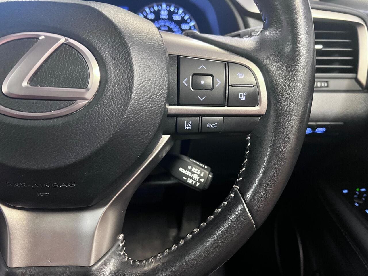 2020 Lexus RX, steering wheel (photo 26 of 45)