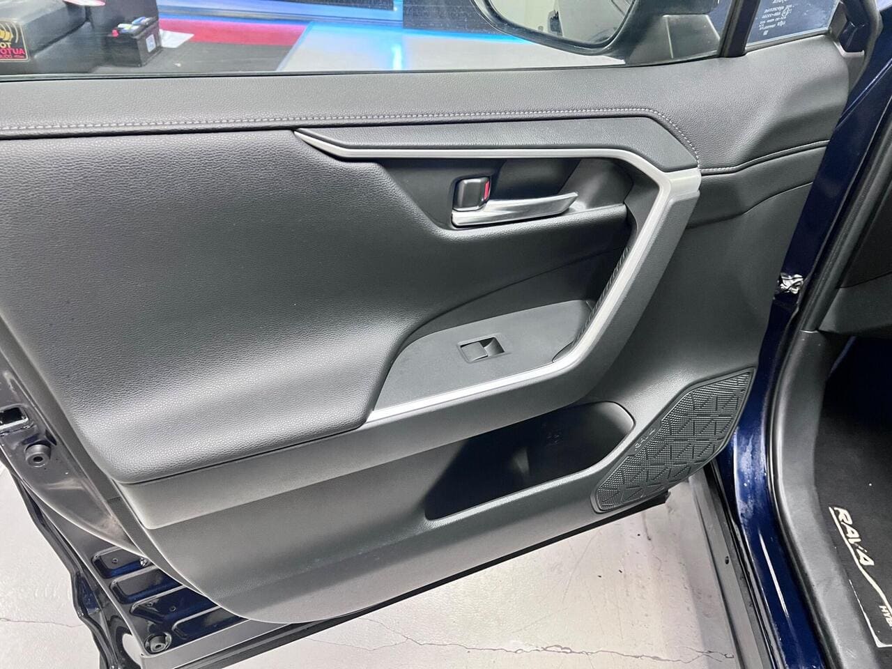 2019 Toyota RAV4, door interior (photo 26 of 37)