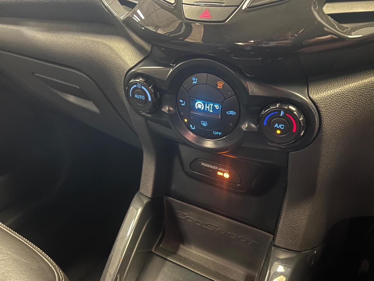 2016 Ford EcoSport, interior front (photo 22 of 26)