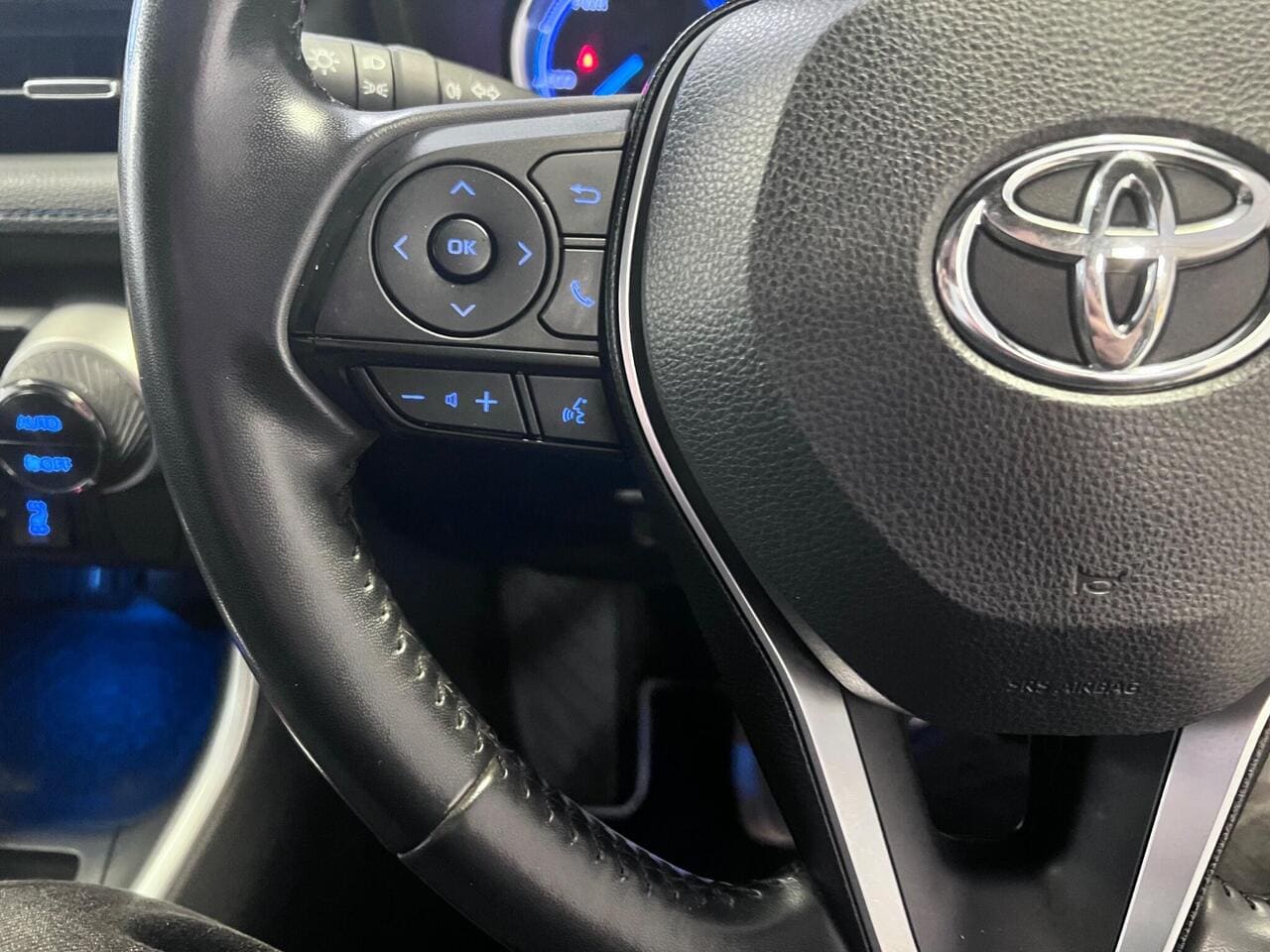 2020 Toyota RAV4, steering wheel (photo 48 of 49)