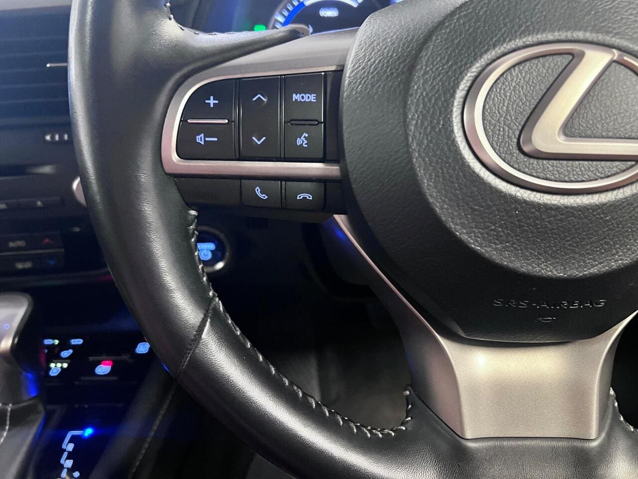 2020 Lexus RX, steering wheel (photo 29 of 45)