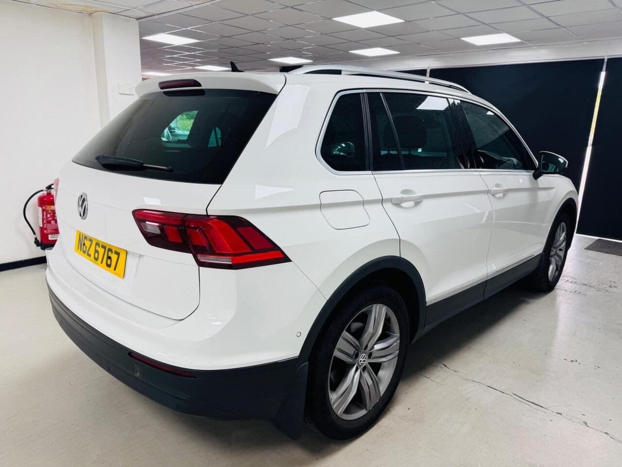 2019 Volkswagen Tiguan, rear right (photo 6 of 28)