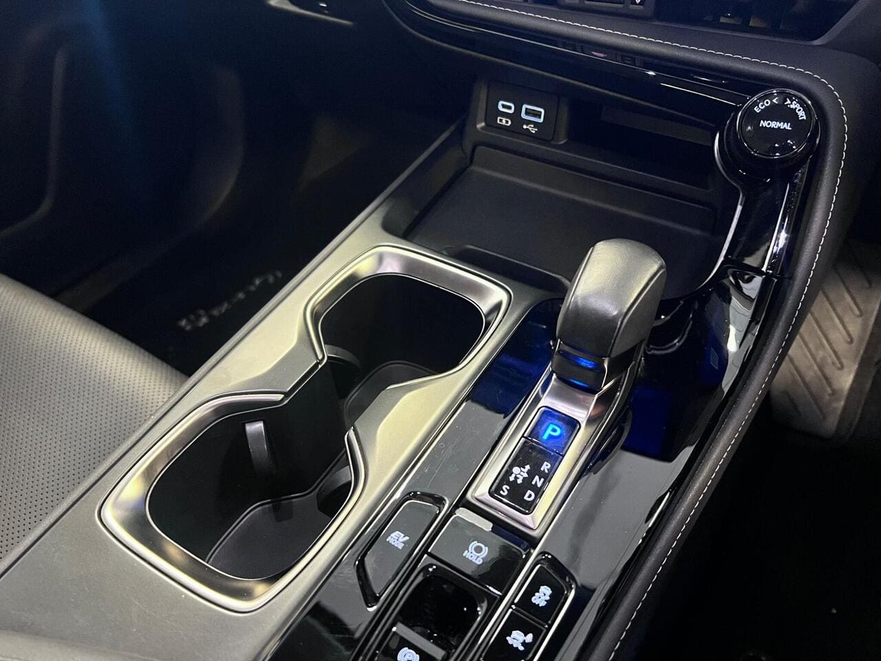 2022 Lexus NX, interior front (photo 27 of 30)