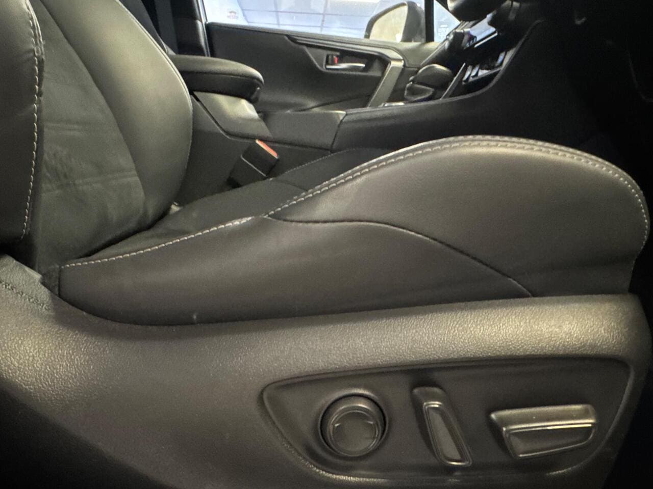 2025 Toyota RAV4, seat front passenger (photo 21 of 41)