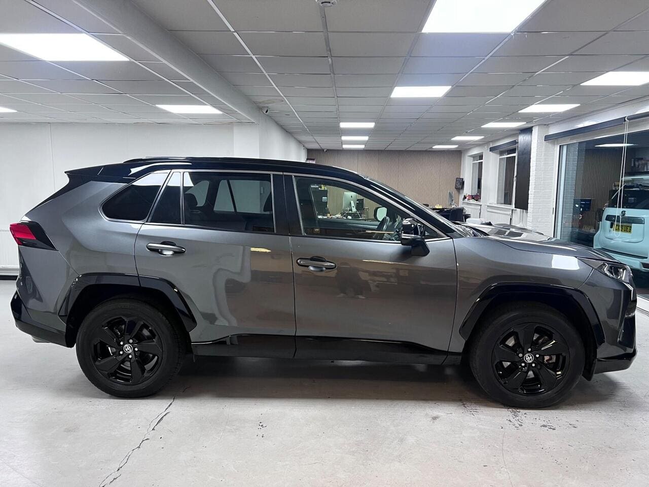 2020 Toyota RAV4, side right (photo 4 of 43)