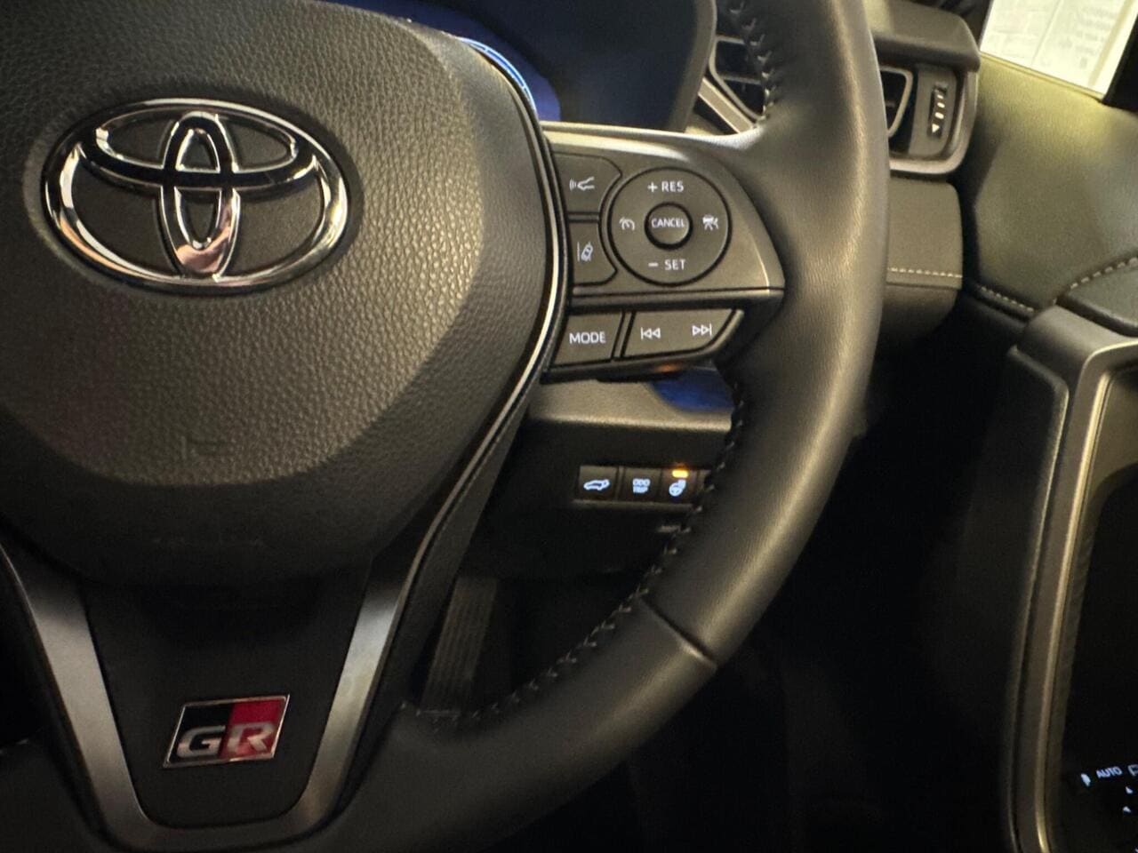 2025 Toyota RAV4, steering wheel (photo 30 of 41)