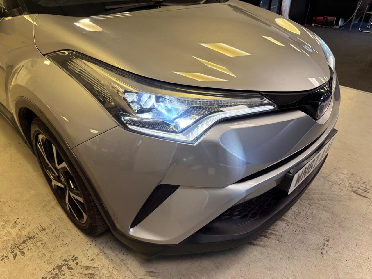 2017 Toyota C-HR, lights front (photo 27 of 31)