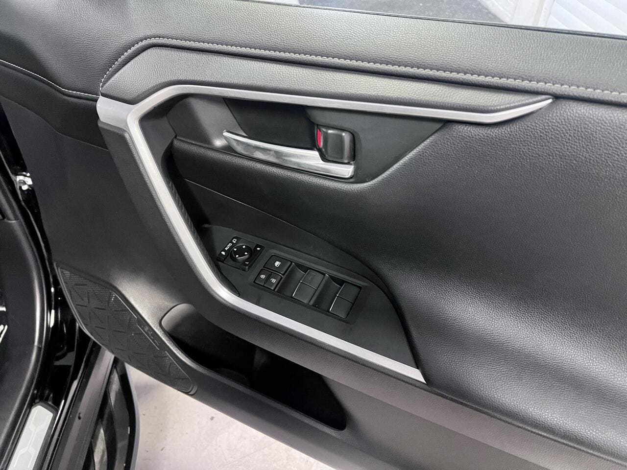 2021 Toyota RAV4, door interior (photo 17 of 38)