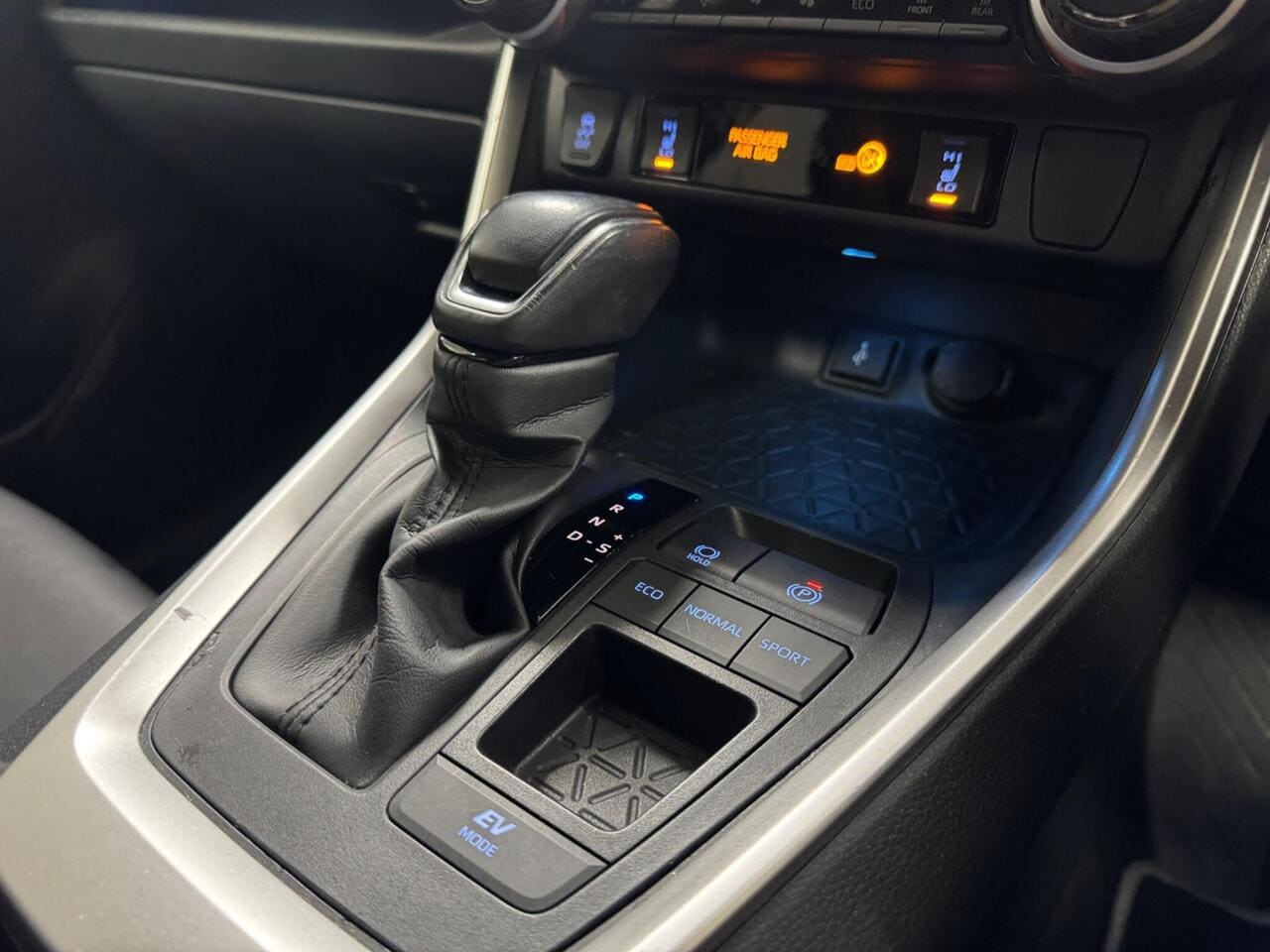 2022 Toyota RAV4, interior front (photo 16 of 36)