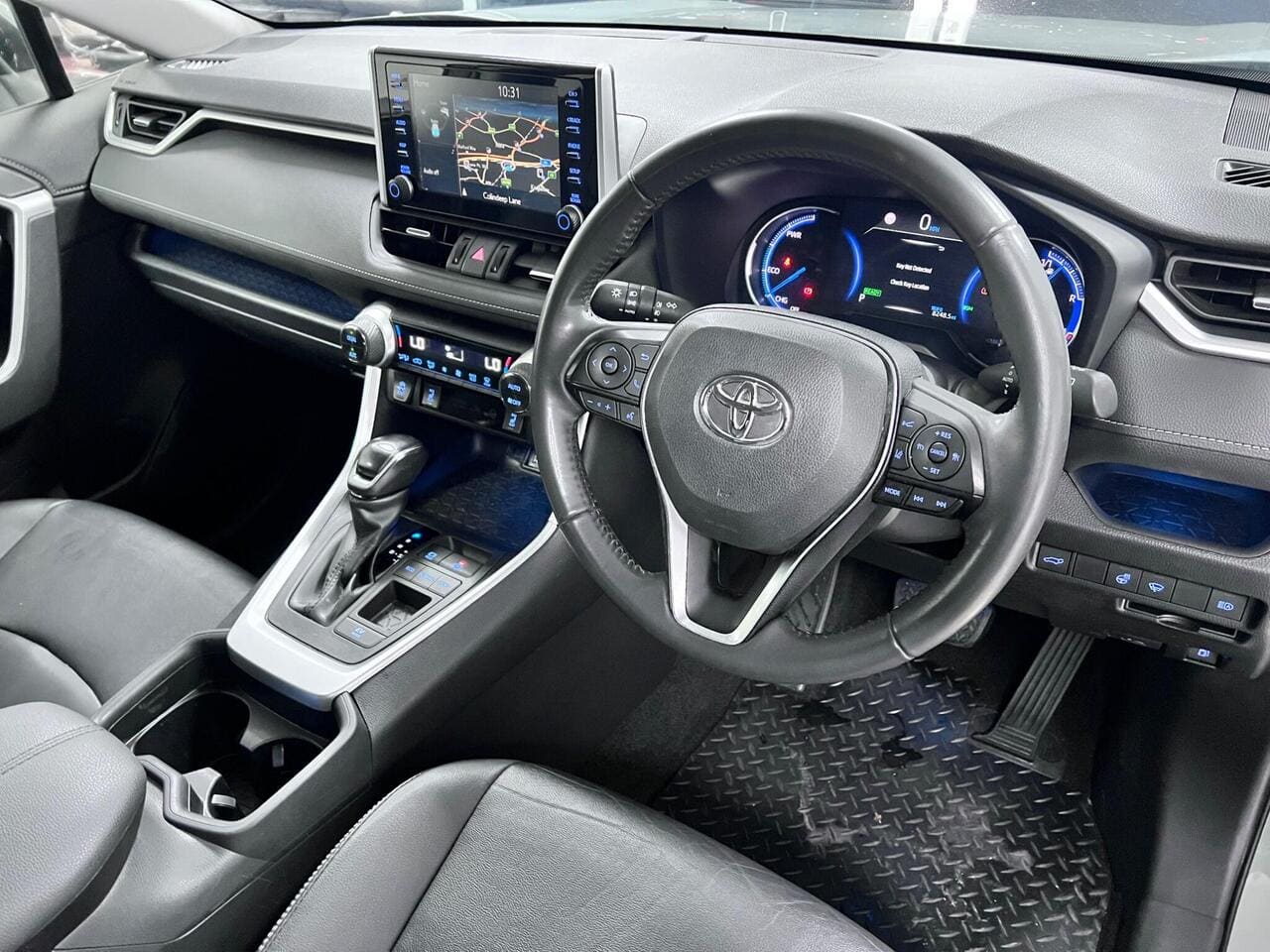 2020 Toyota RAV4, steering wheel (photo 10 of 36)