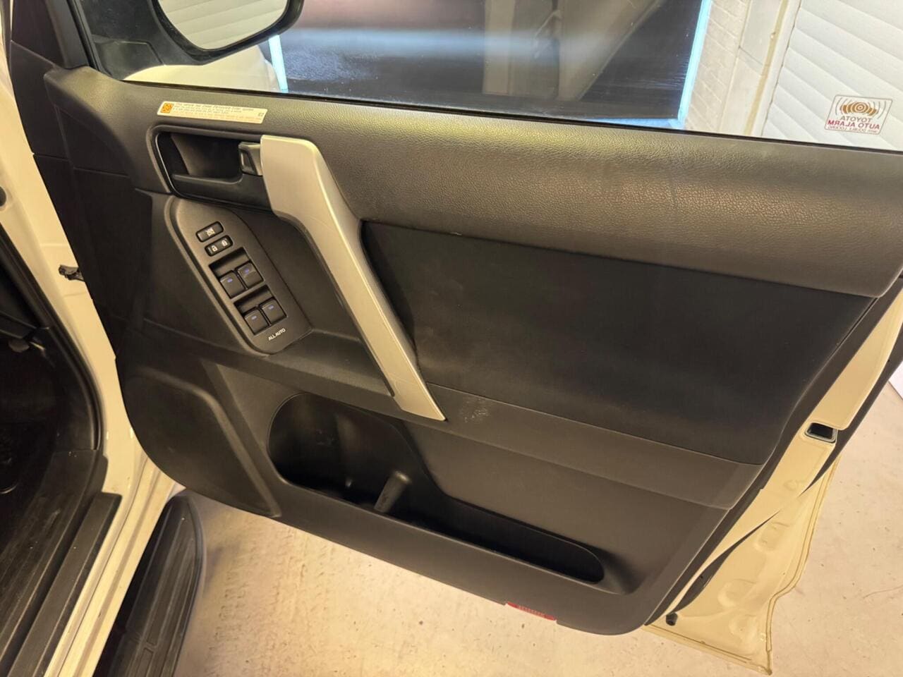2019 Toyota Land Cruiser, door interior (photo 25 of 39)