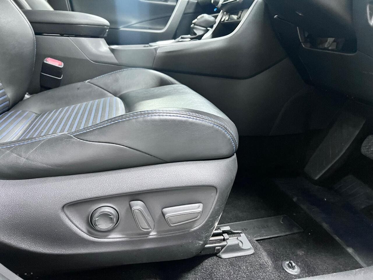 2020 Toyota RAV4, seat driver (photo 32 of 43)