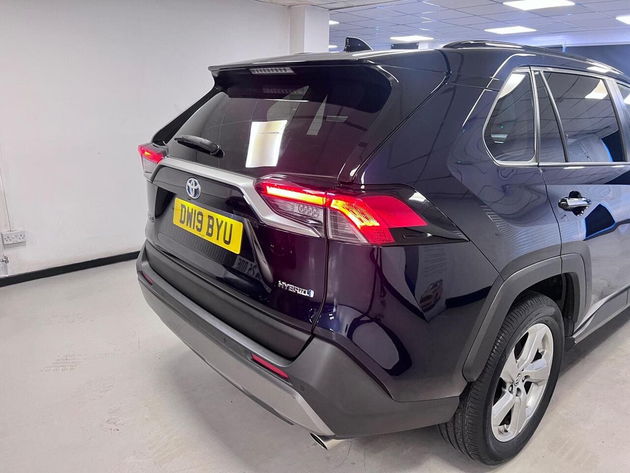2019 Toyota RAV4, lights rear (photo 9 of 37)