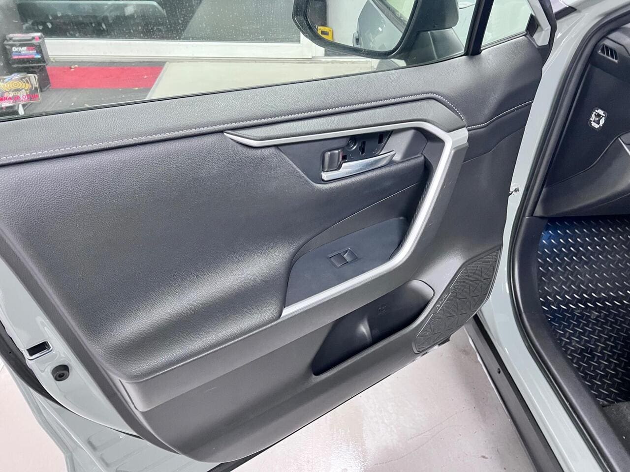 2020 Toyota RAV4, door interior (photo 20 of 36)