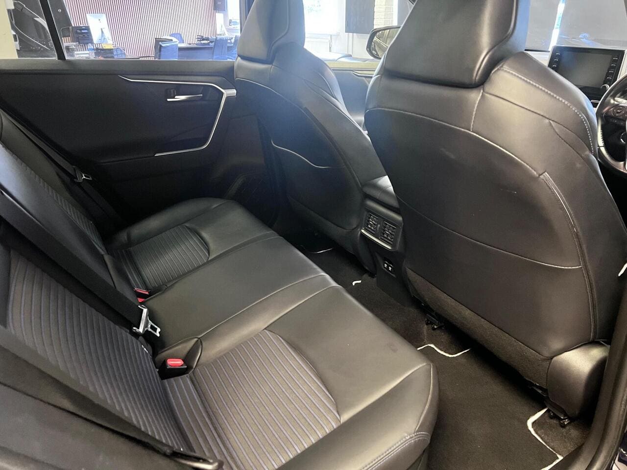 2020 Toyota RAV4, seats rear (photo 22 of 49)