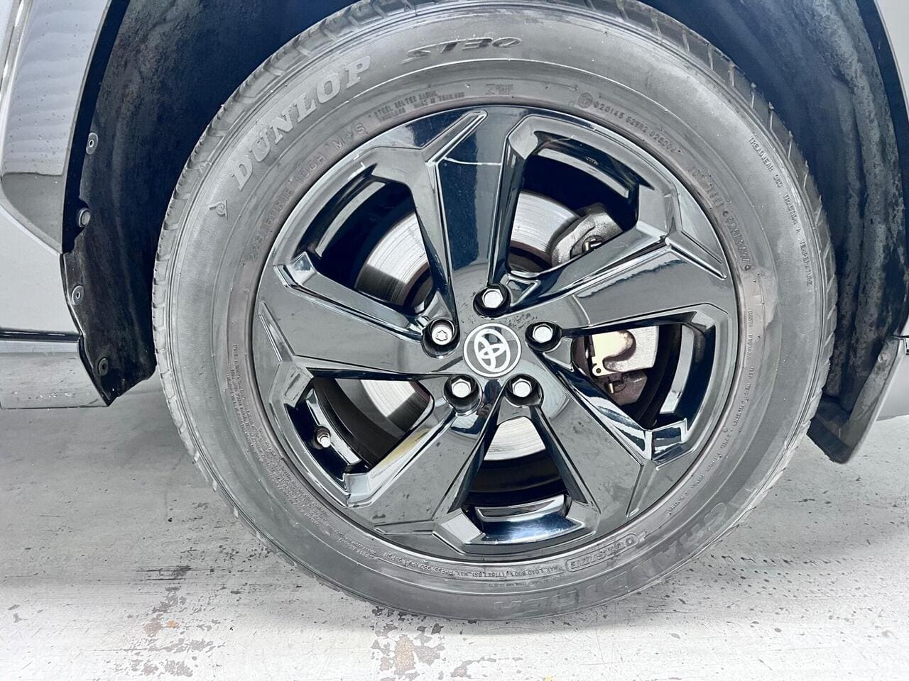 2020 Toyota RAV4, wheel (photo 40 of 43)