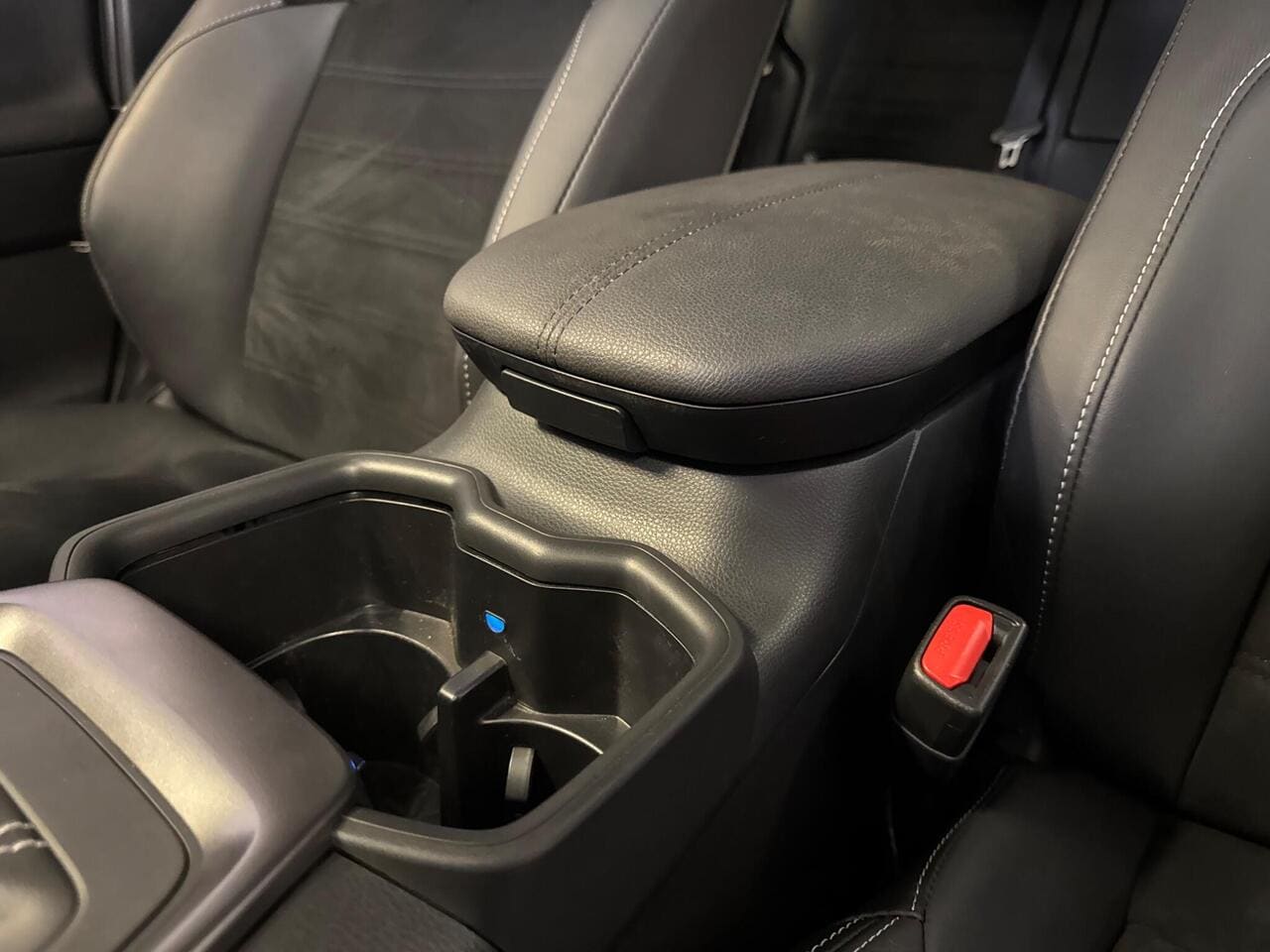 2025 Toyota RAV4, interior front (photo 25 of 41)