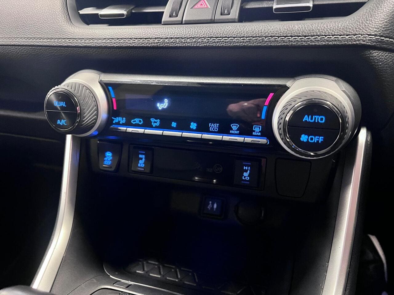 2019 Toyota RAV4, infotainment system (photo 32 of 37)