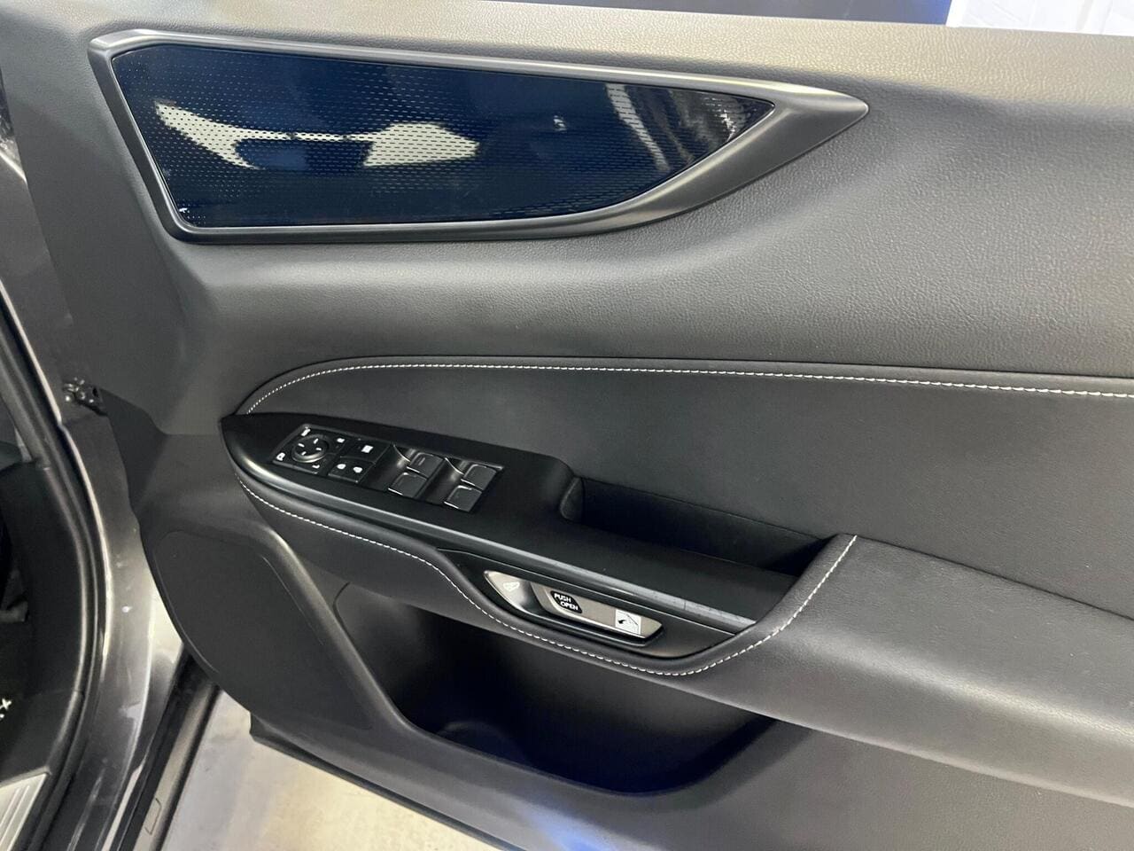 2022 Lexus NX, door interior (photo 15 of 30)