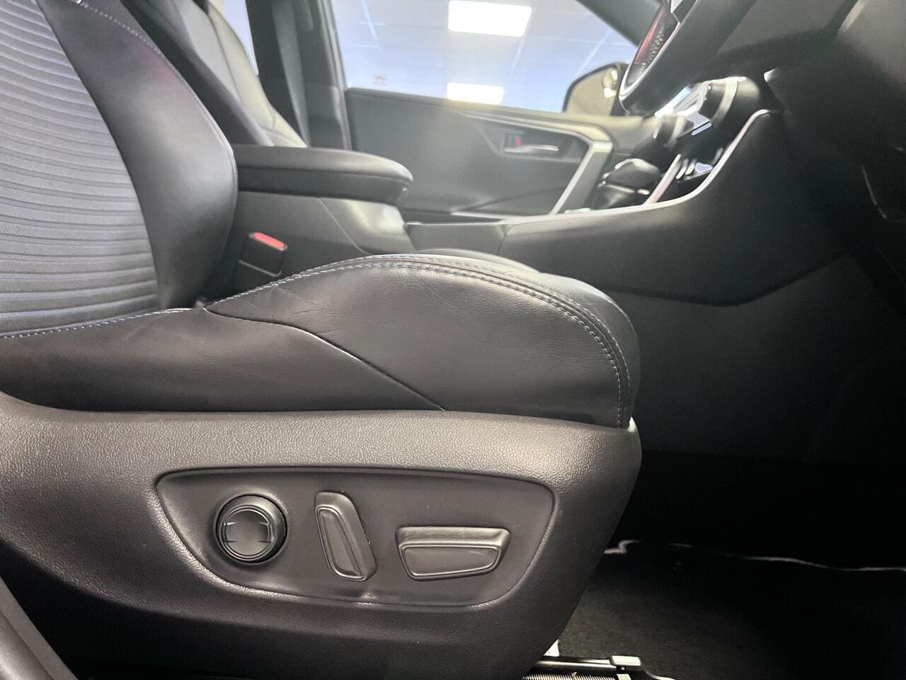 2020 Toyota RAV4, seat driver (photo 34 of 49)