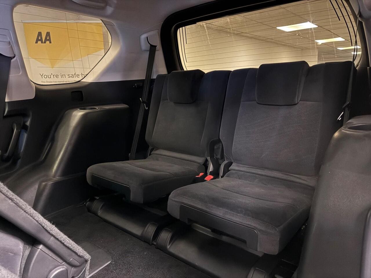 2019 Toyota Land Cruiser, seats rear (photo 8 of 39)