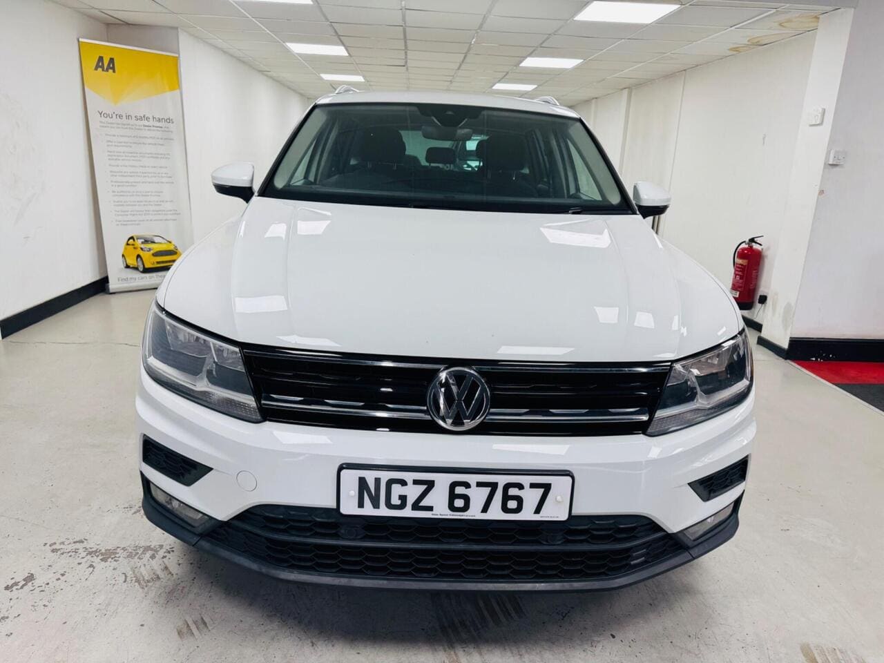 2019 Volkswagen Tiguan, front (photo 2 of 28)