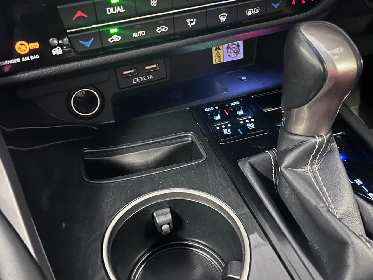 2020 Lexus RX, interior front (photo 25 of 45)