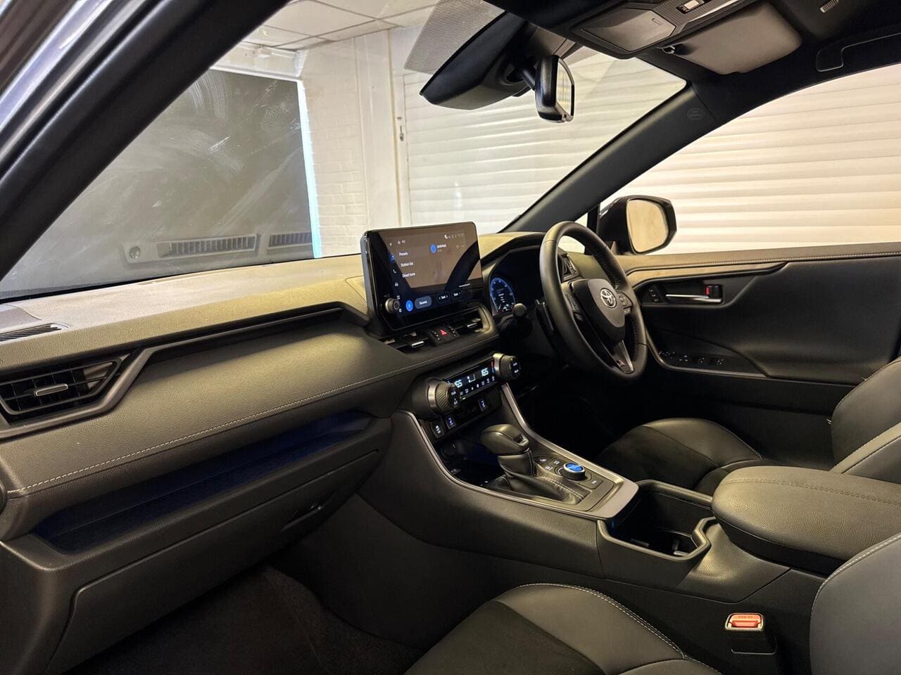 2025 Toyota RAV4 (photo 24 of 41)