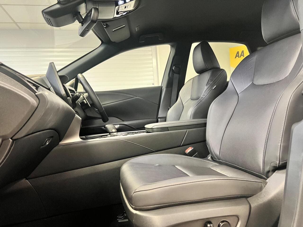 2024 Lexus RX, seat front passenger (photo 27 of 57)