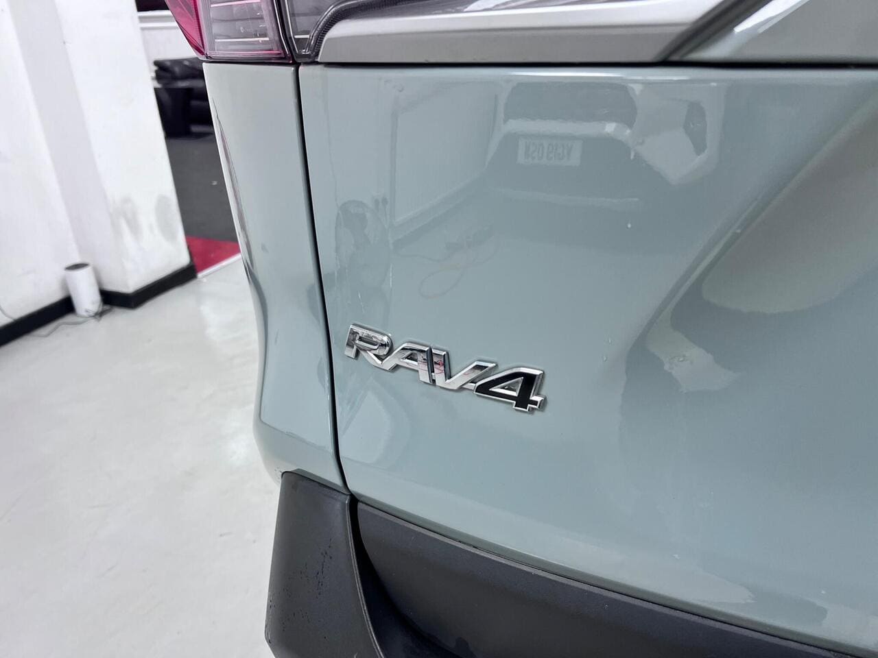 2020 Toyota RAV4, badge exterior (photo 32 of 36)