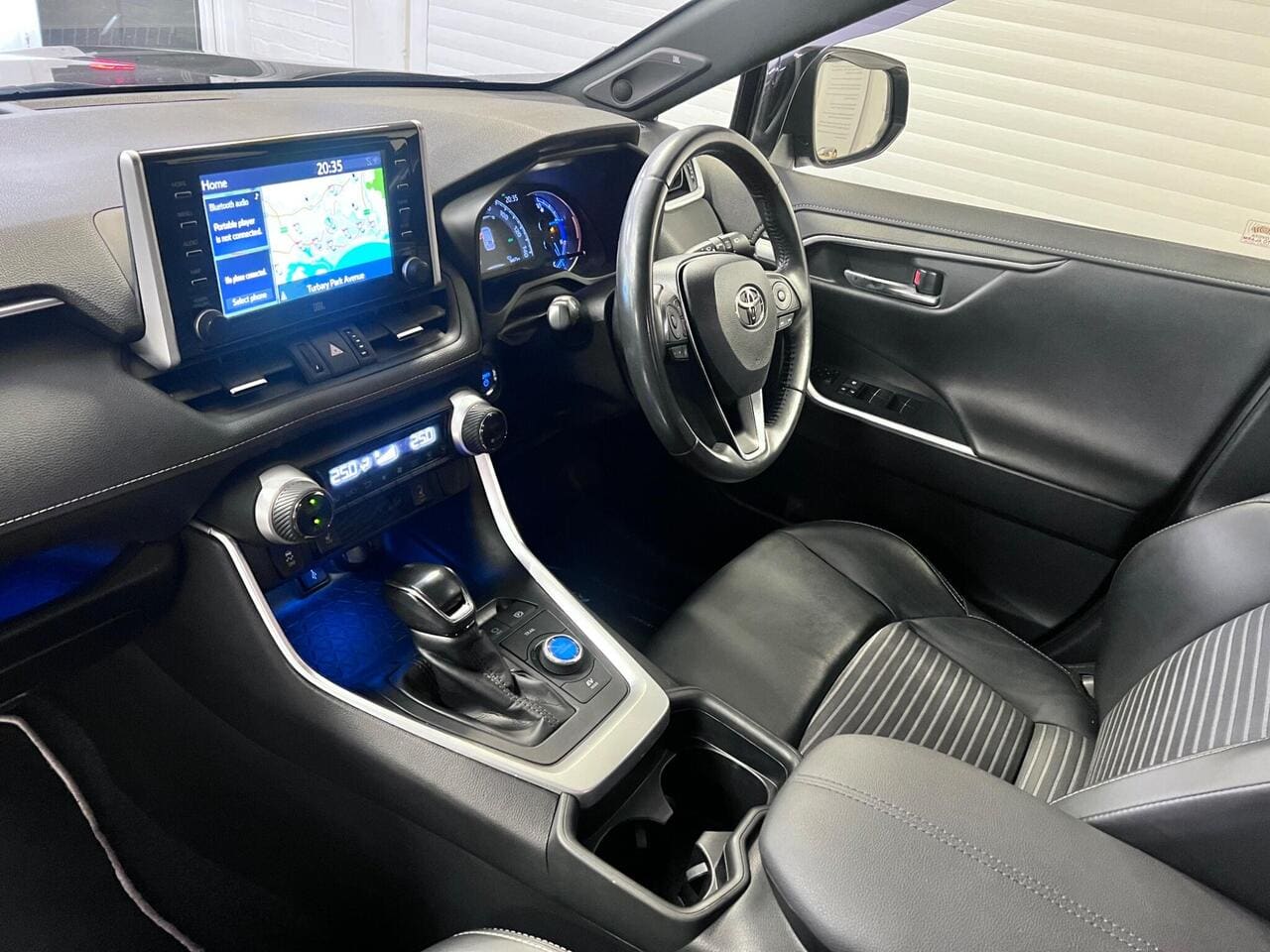 2021 Toyota RAV4, interior front (photo 25 of 38)