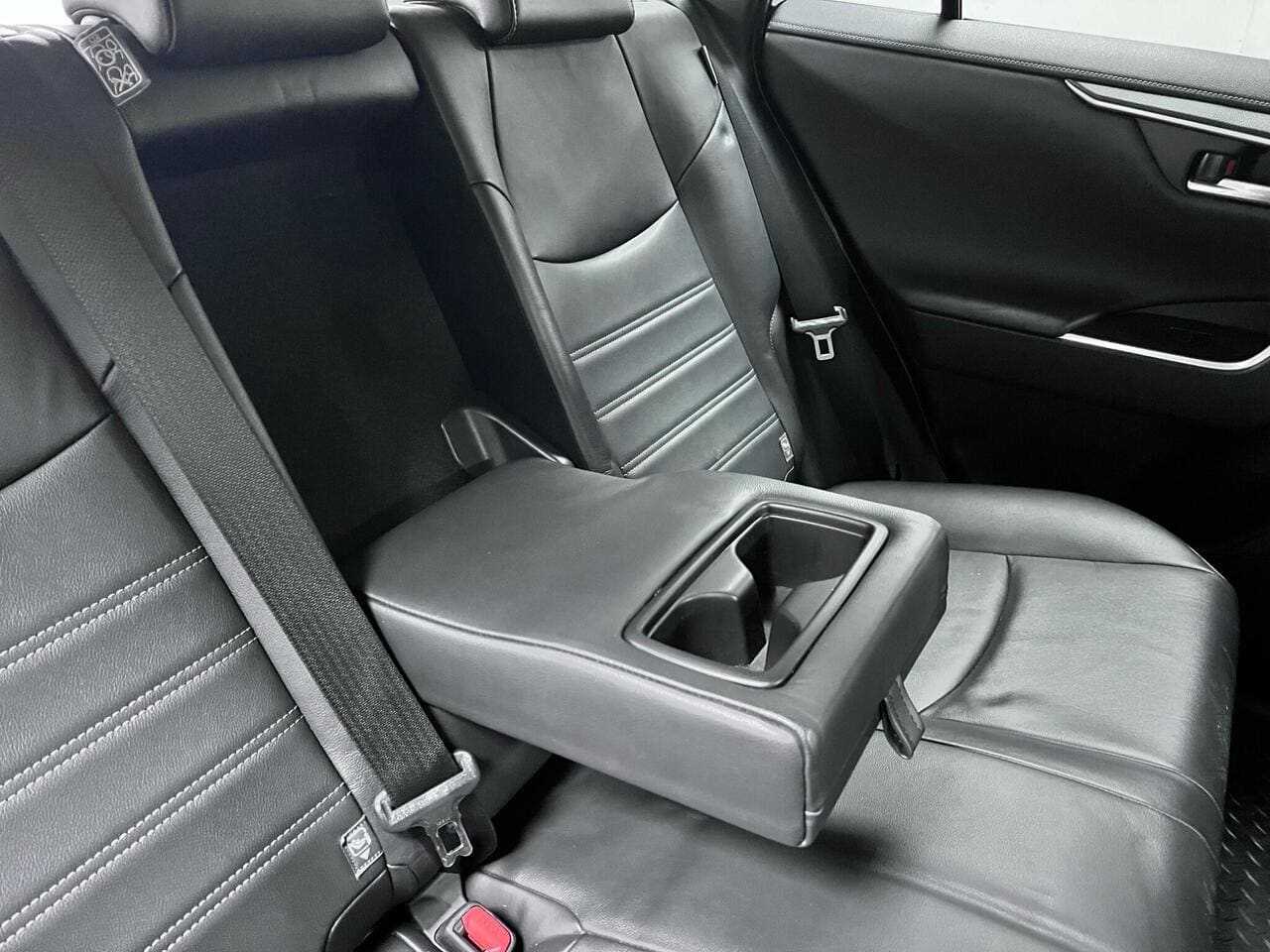 2020 Toyota RAV4, seats rear (photo 23 of 36)