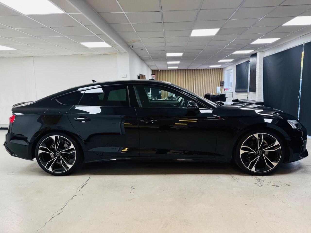 2023 Audi A5, side right (photo 6 of 56)