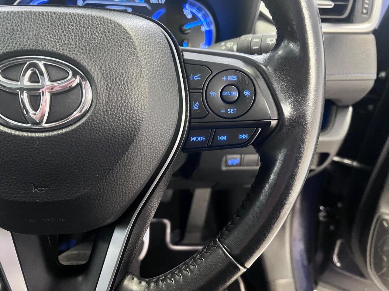 2020 Toyota RAV4, misc controls (photo 47 of 49)