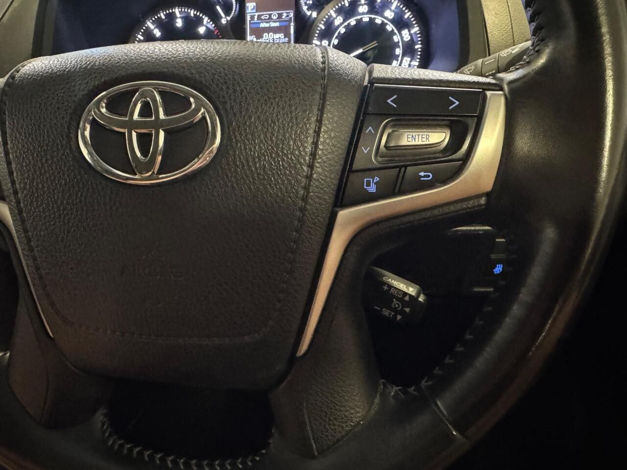 2019 Toyota Land Cruiser, misc controls (photo 23 of 39)