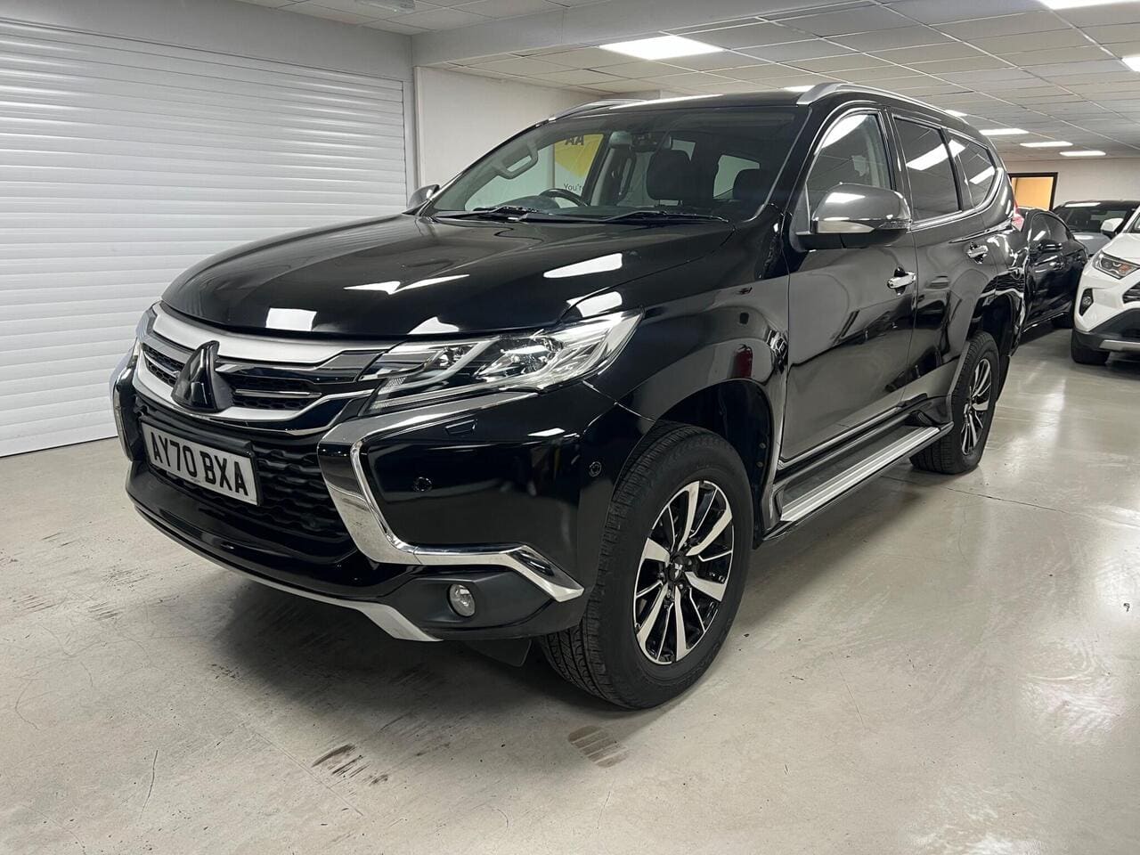 2020 Mitsubishi Shogun Sport, front left (photo 2 of 44)