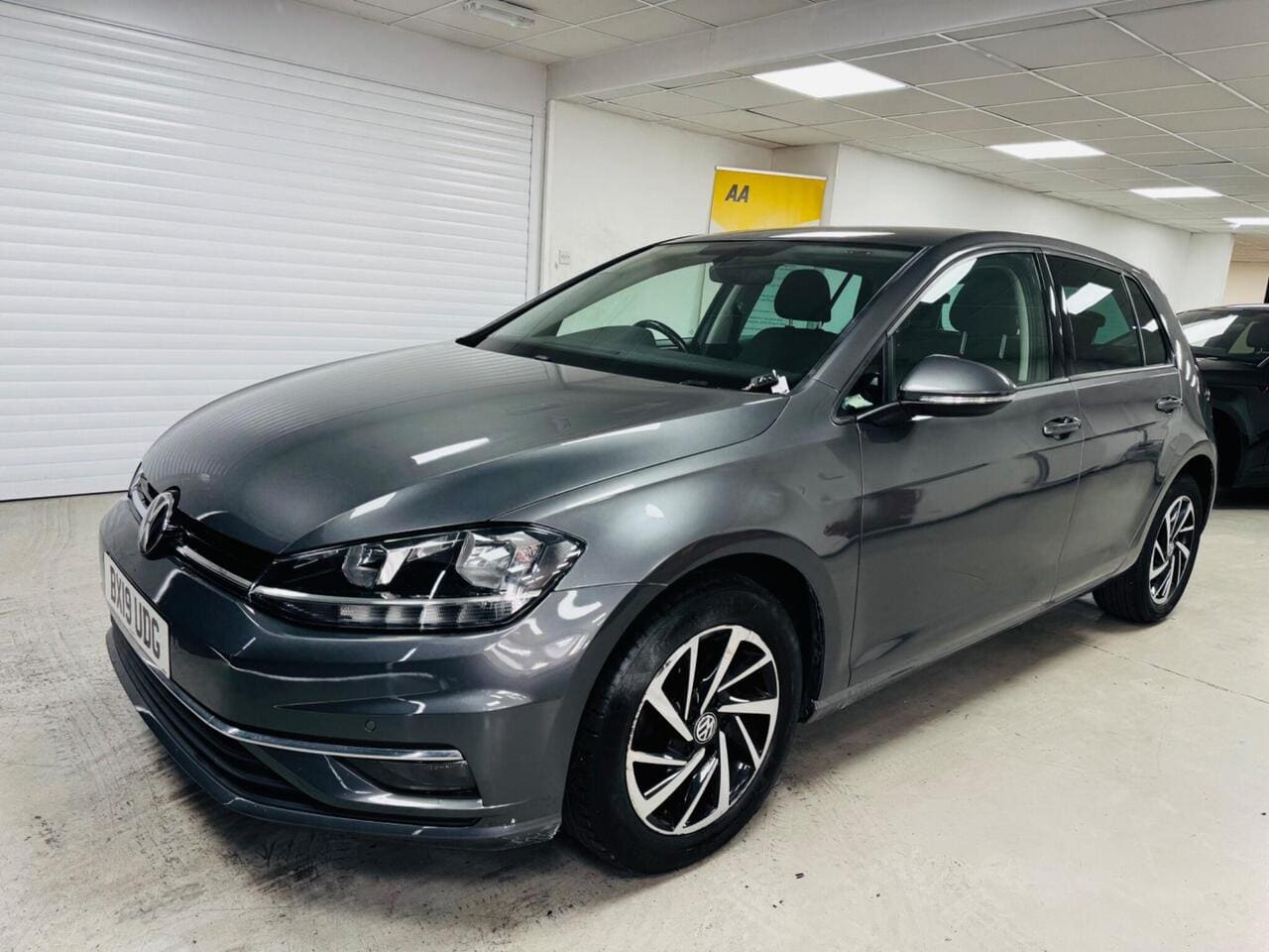 2019 Volkswagen Golf, front left (photo 1 of 30)