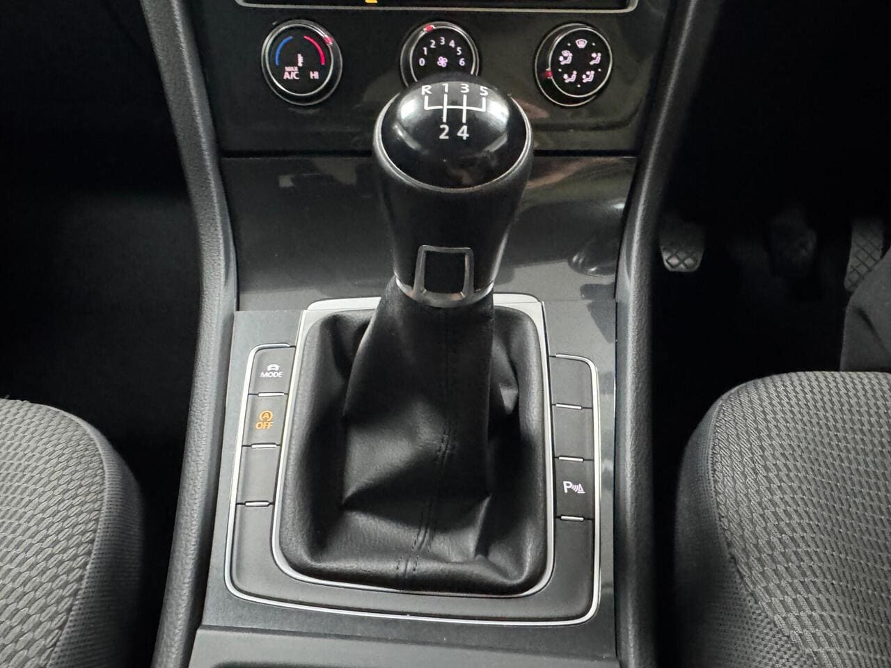 2019 Volkswagen Golf, interior front (photo 17 of 30)