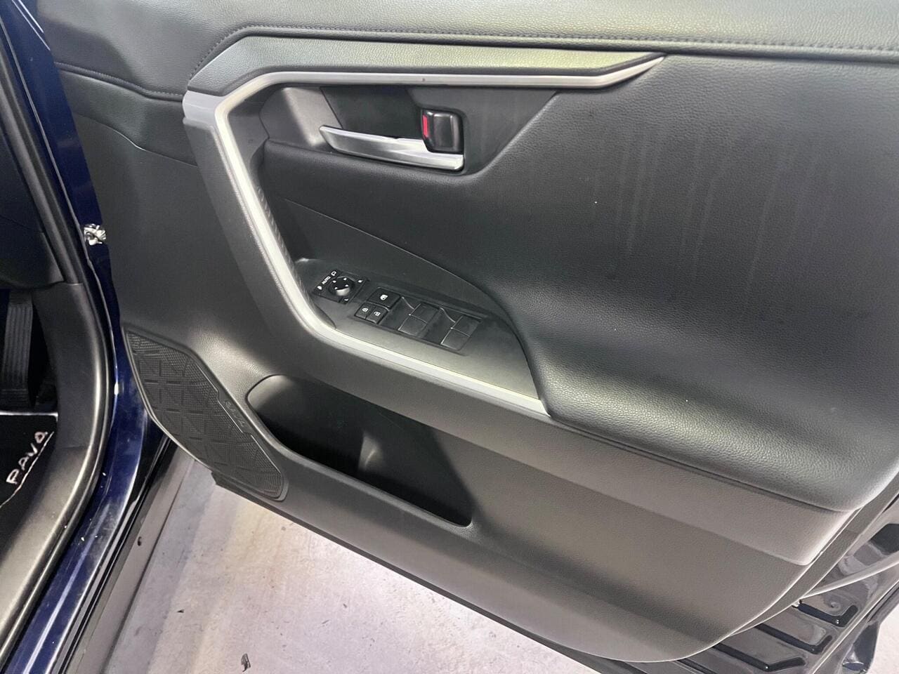 2020 Toyota RAV4, door interior (photo 33 of 49)